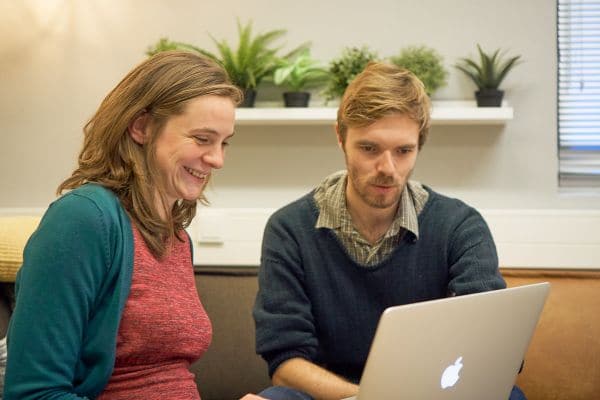 Foto van contentmedewerkers van Elkander aan het werk