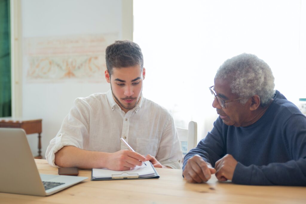 Senior traint digitale vaardigheden met hulp van jongere man