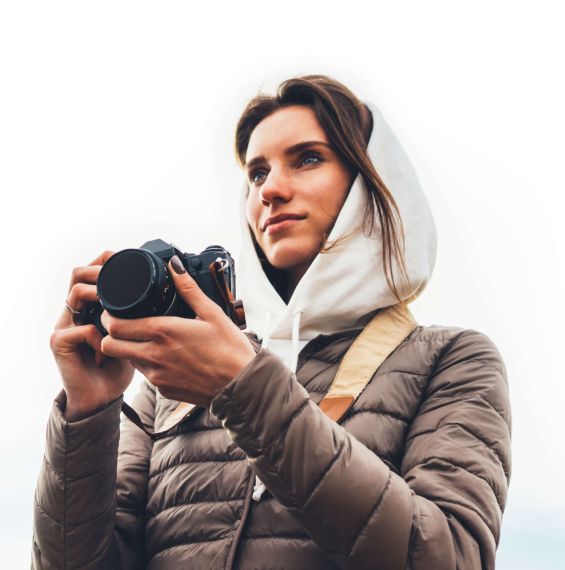 Een vrouw houdt een fotocamera vast